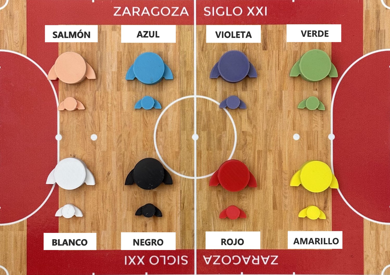 Las ocho fichas disponibles sobre una pizarra: salmón, azul, violeta, verde, blanco, negro, rojo y amarillo, cada una en tamaño grande y pequeño