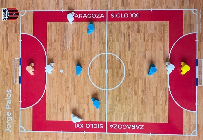 Fichas blancas y azules repartidas por una pizarra de parquet