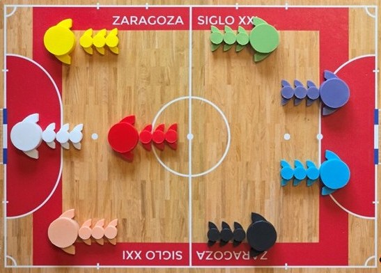 Pizarra táctica de fútbol sala con ocho juegos de fichas magnéticas de colores